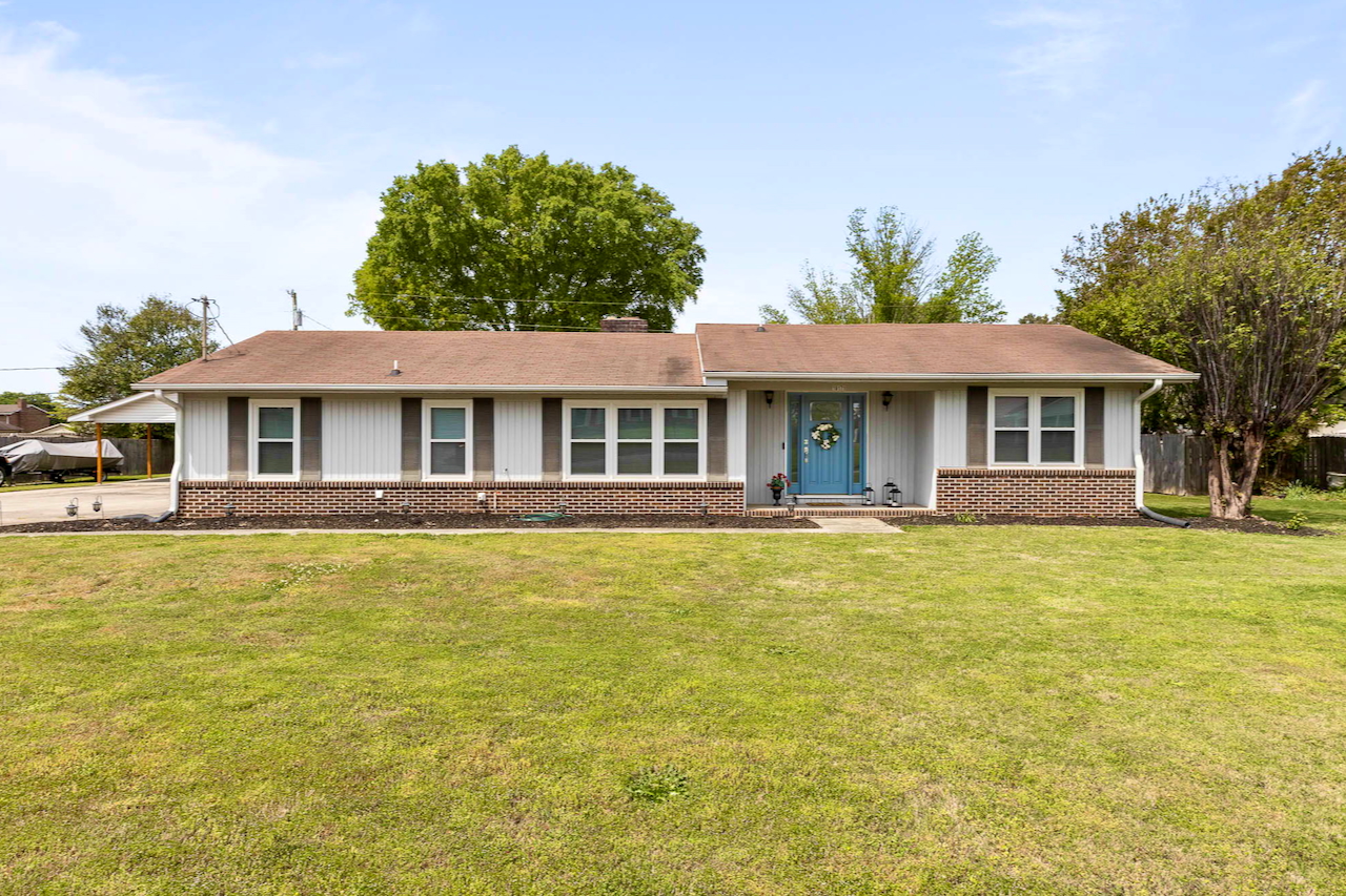 16171 East Glenn Valley Dr: Fabulous Move-In Ready Home with Multiple Living Spaces on a Spacious, Fenced Yard!